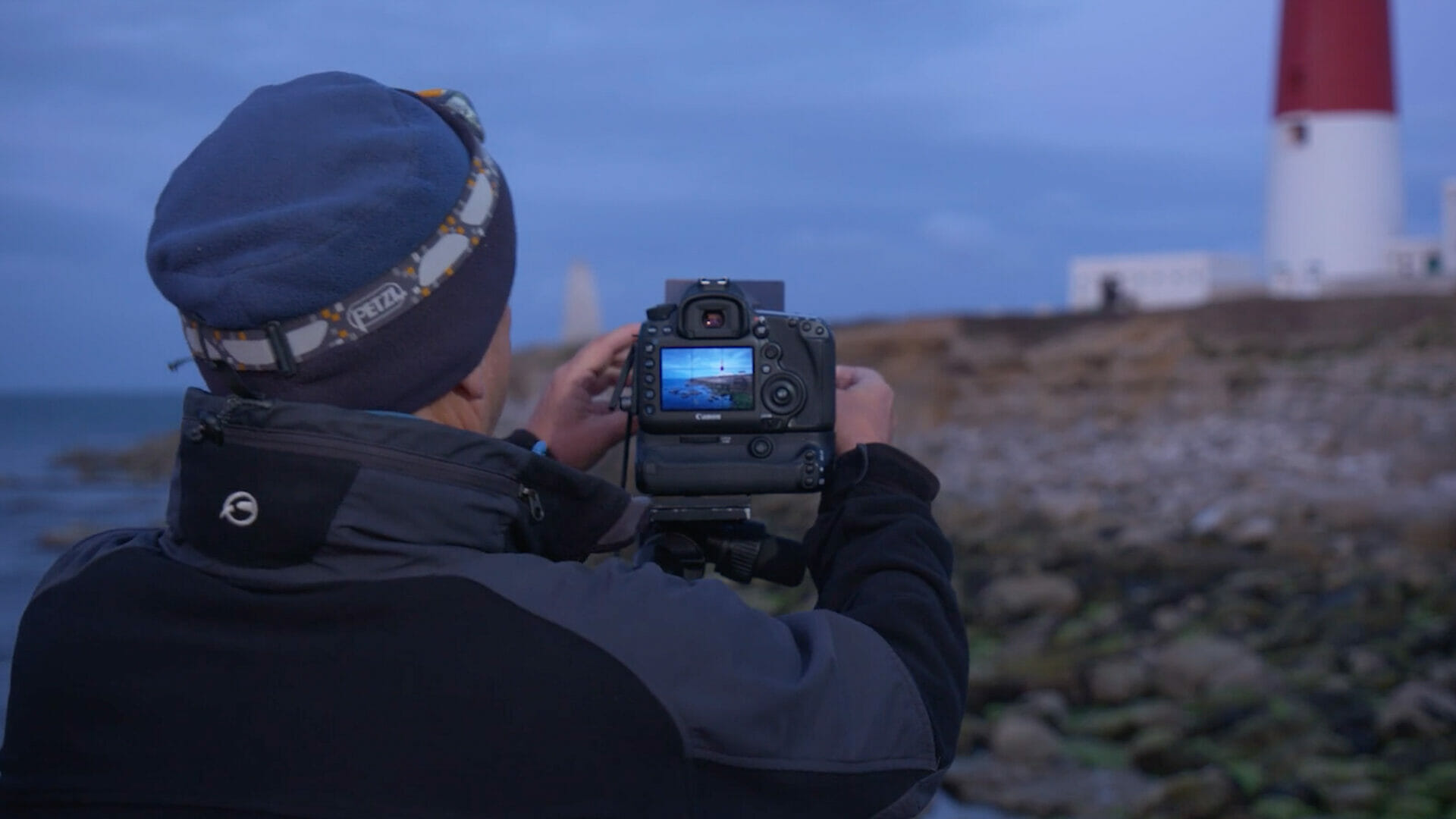 David Noton applies a filter to their camera